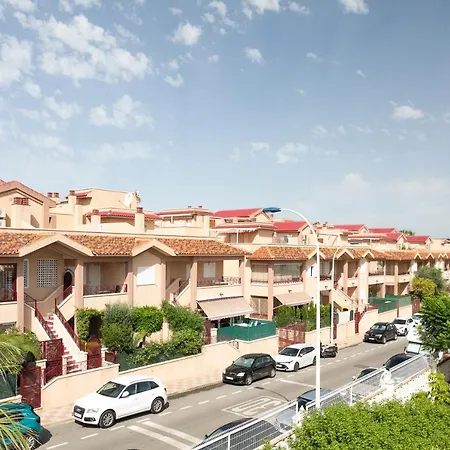 Casa En La Playa Con Piscinas A *